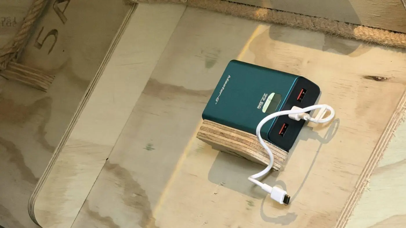 La carga USB del refugio