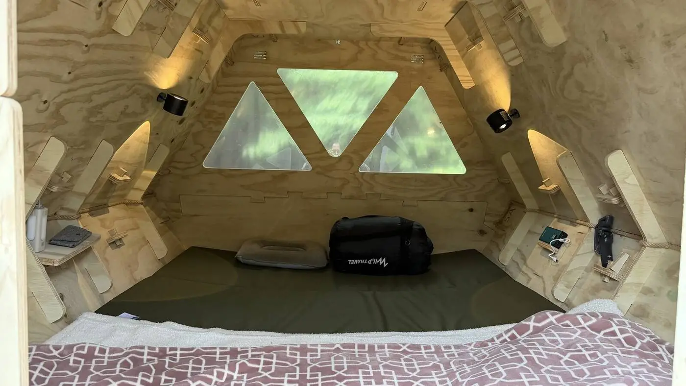 El refugio por dentro, con la cama y la luz