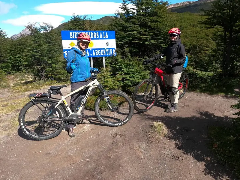 En el hito fronterizo, con casco y e-bikes