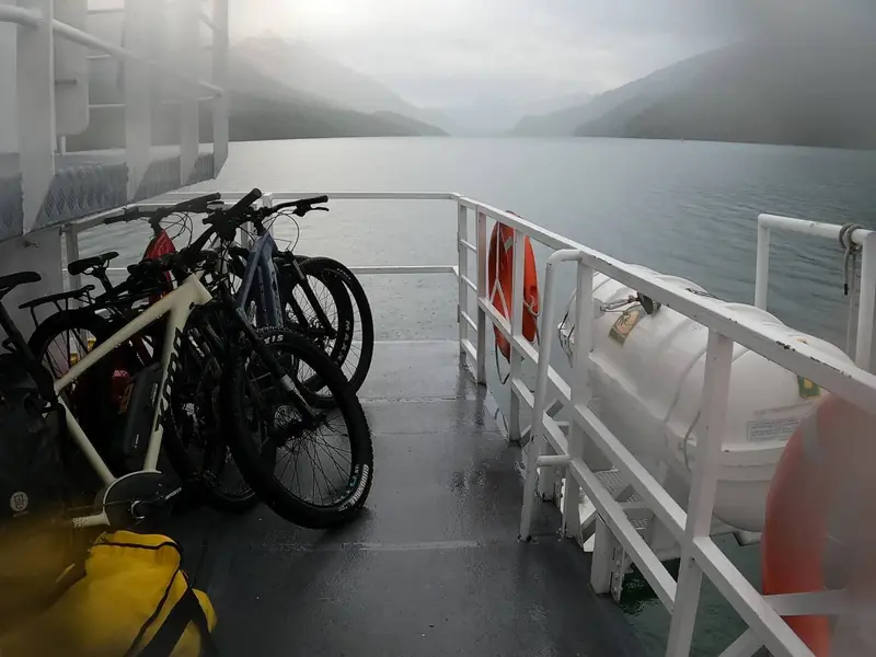 Las bicis en la cubierta, navegando el Lago del Desierto