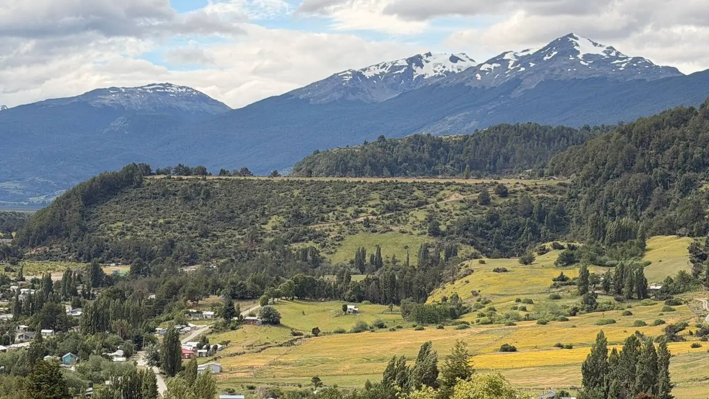 Bahía Murta y sus cerros nevados