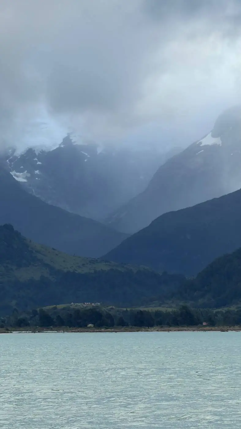 Las nubes sobre los cerros y el lago