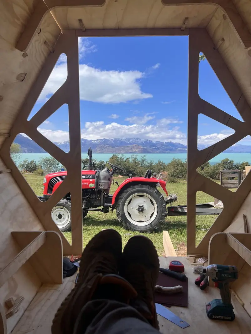 Los pies adentro, el lago afuera