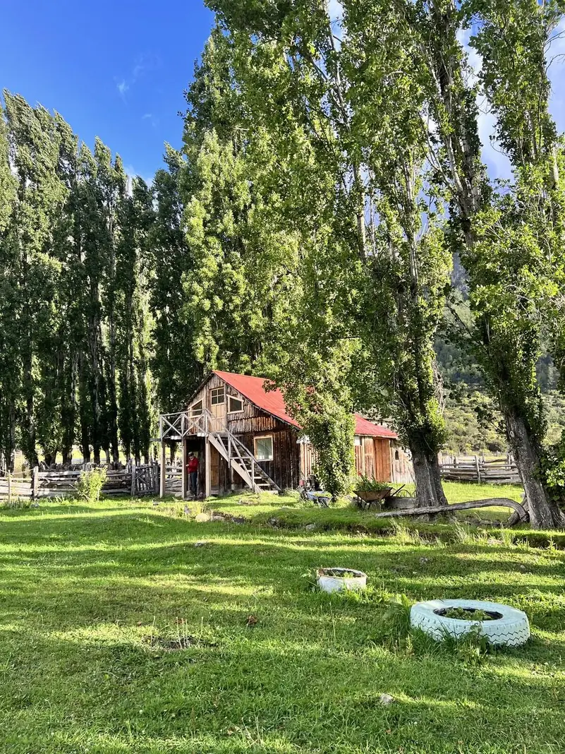 La casa roja entre las alamedas