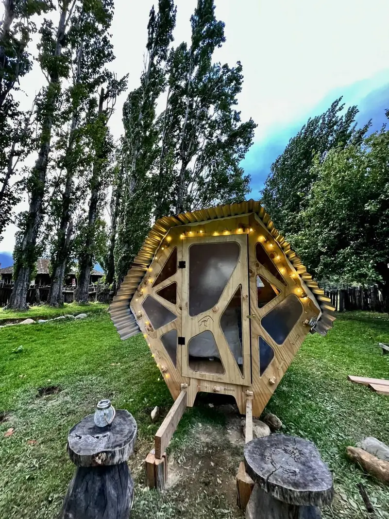 El refugio con sus luces, al anochecer