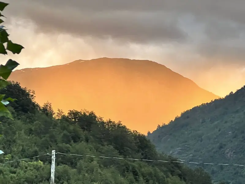 El cerro encendido de naranjo al atardecer