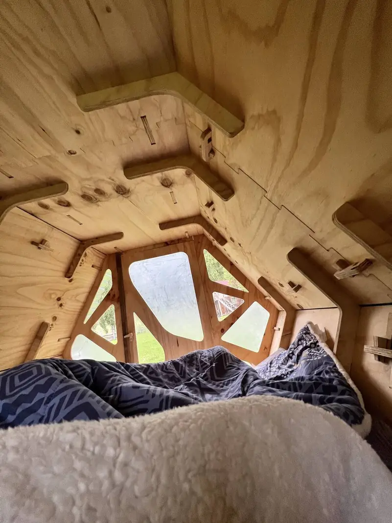 La cama del refugio, mirando por la ventana del techo