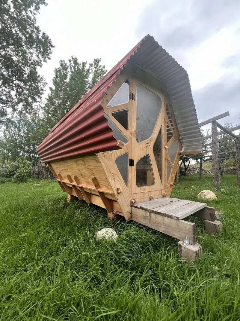 El refugio de costado, en el pasto