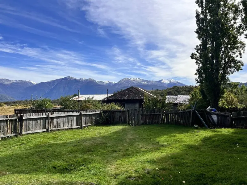 El campo con la cordillera nevada al fondo