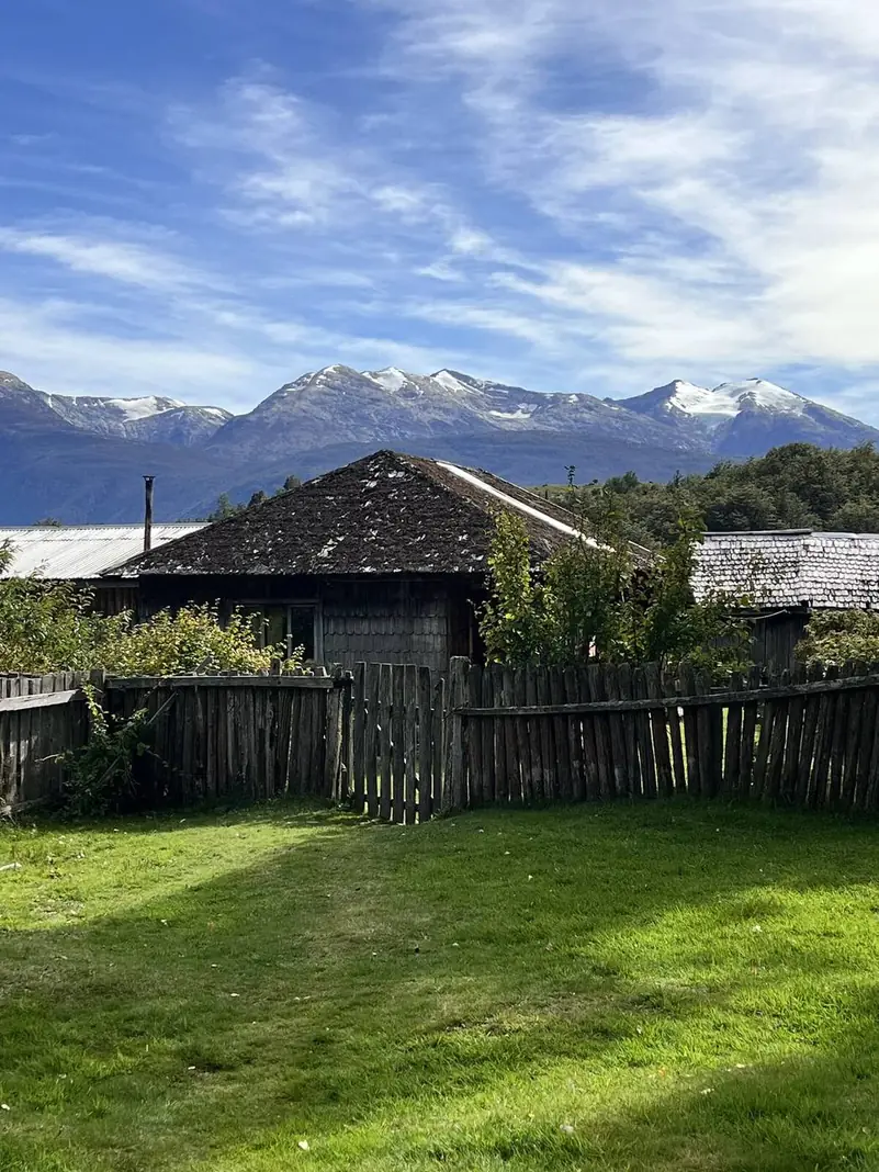 La casa de madera y los cerros nevados