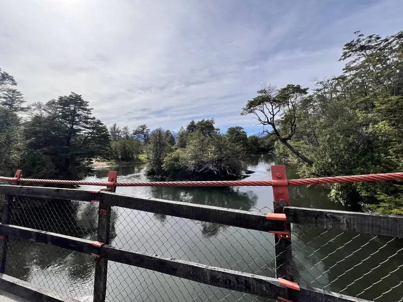 El lago Vargas entre los árboles, desde el puente