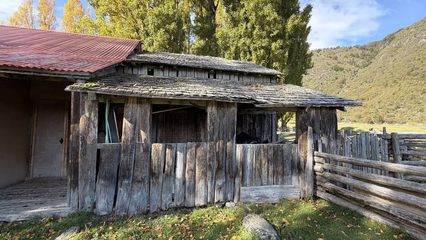 La casa antigua de madera del campo