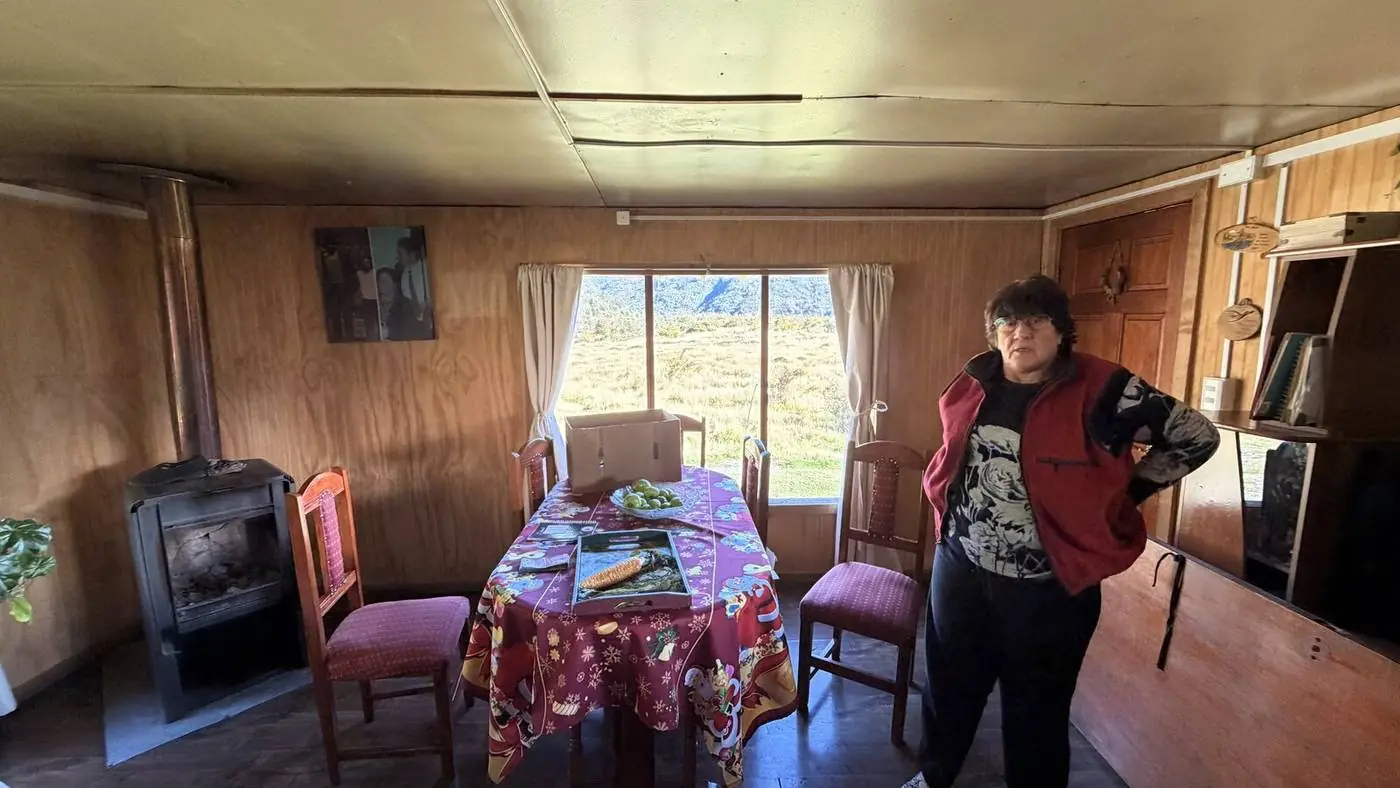 La cocina comedor de la casa, con la estufa a leña