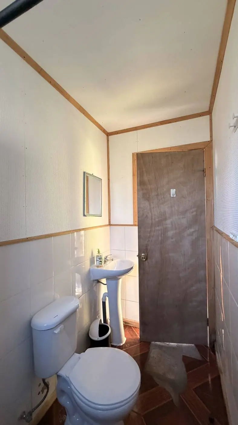 El baño, limpio y con lavamanos