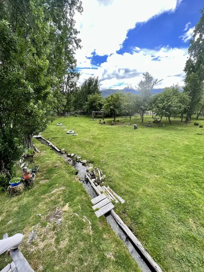 El canal de agua junto al pasto