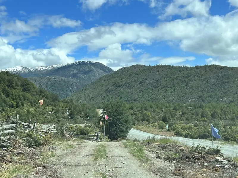 El camino de ripio entre los cerros