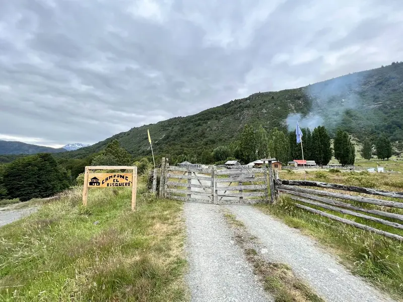 La entrada del camping, con el letrero y la tranquera