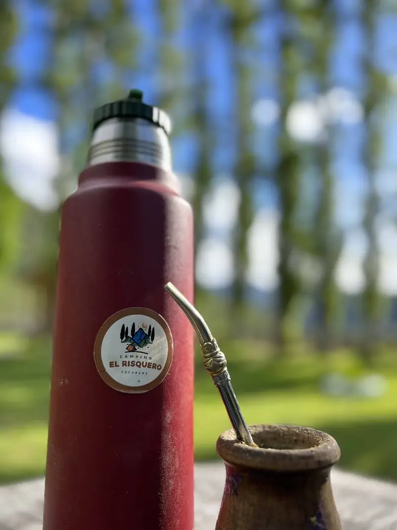 Un termo y un mate en el campo