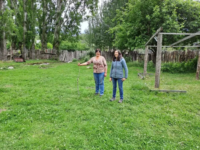 Doña Orfelina y Stella en el pasto de El Risquero