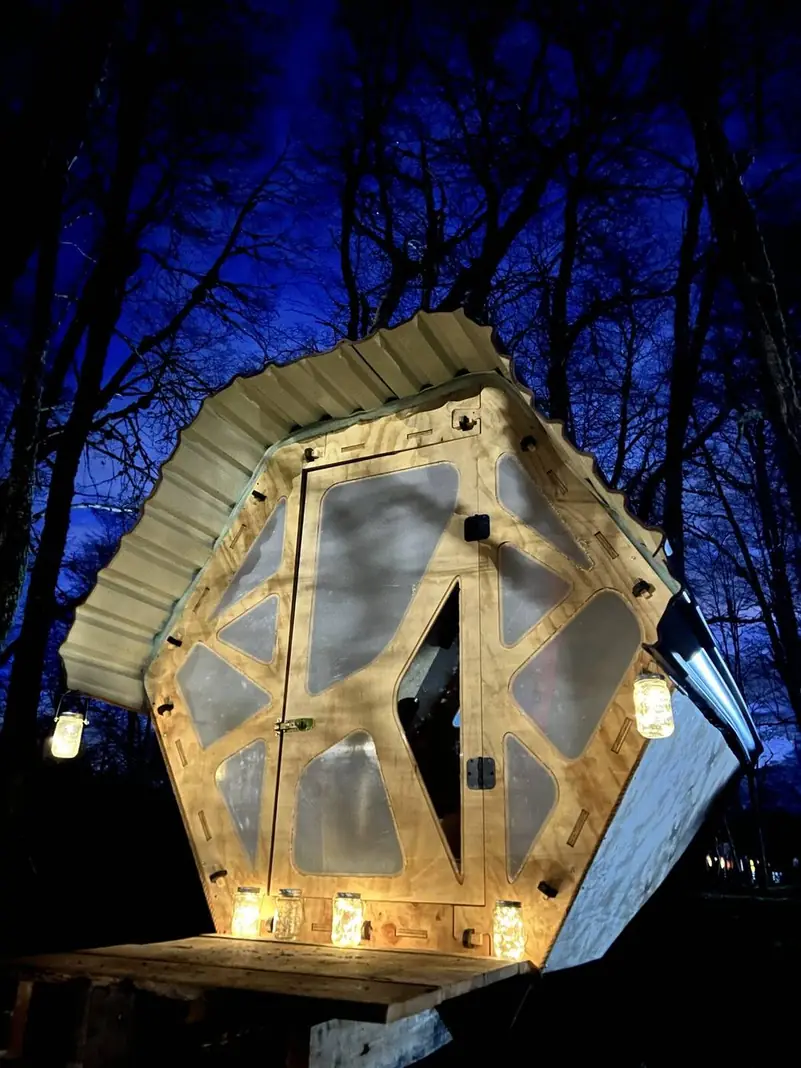 Un refugio con sus luces, de noche