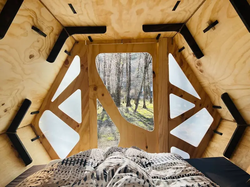 La puerta del refugio desde la cama