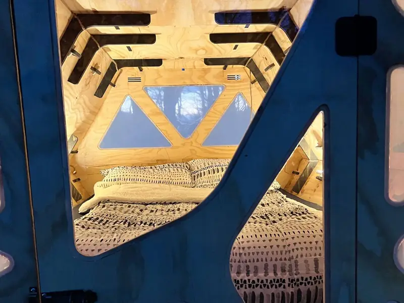 La cama vista desde la puerta
