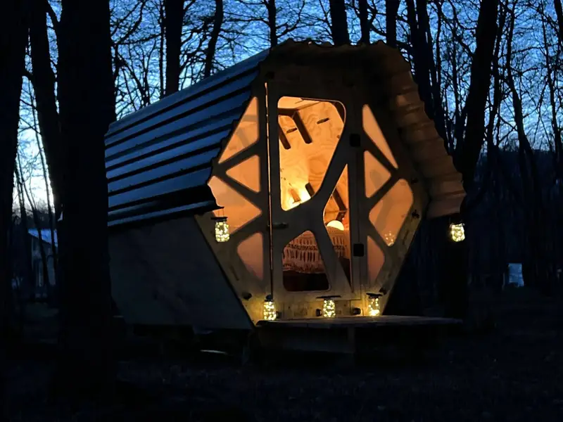 Un refugio iluminado al anochecer