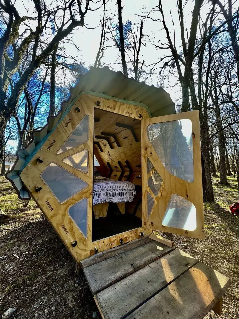 El refugio con la puerta abierta, de mañana