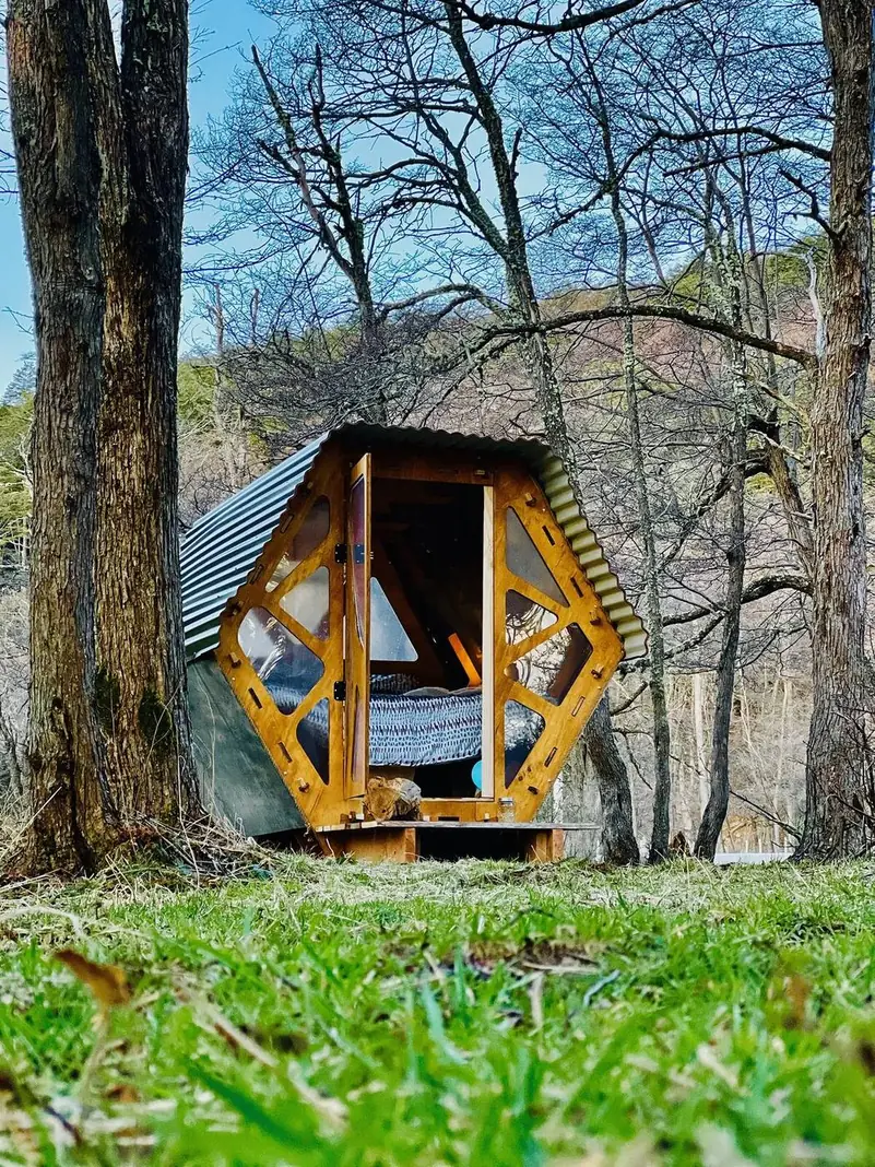Un refugio entre los árboles, con la puerta abierta